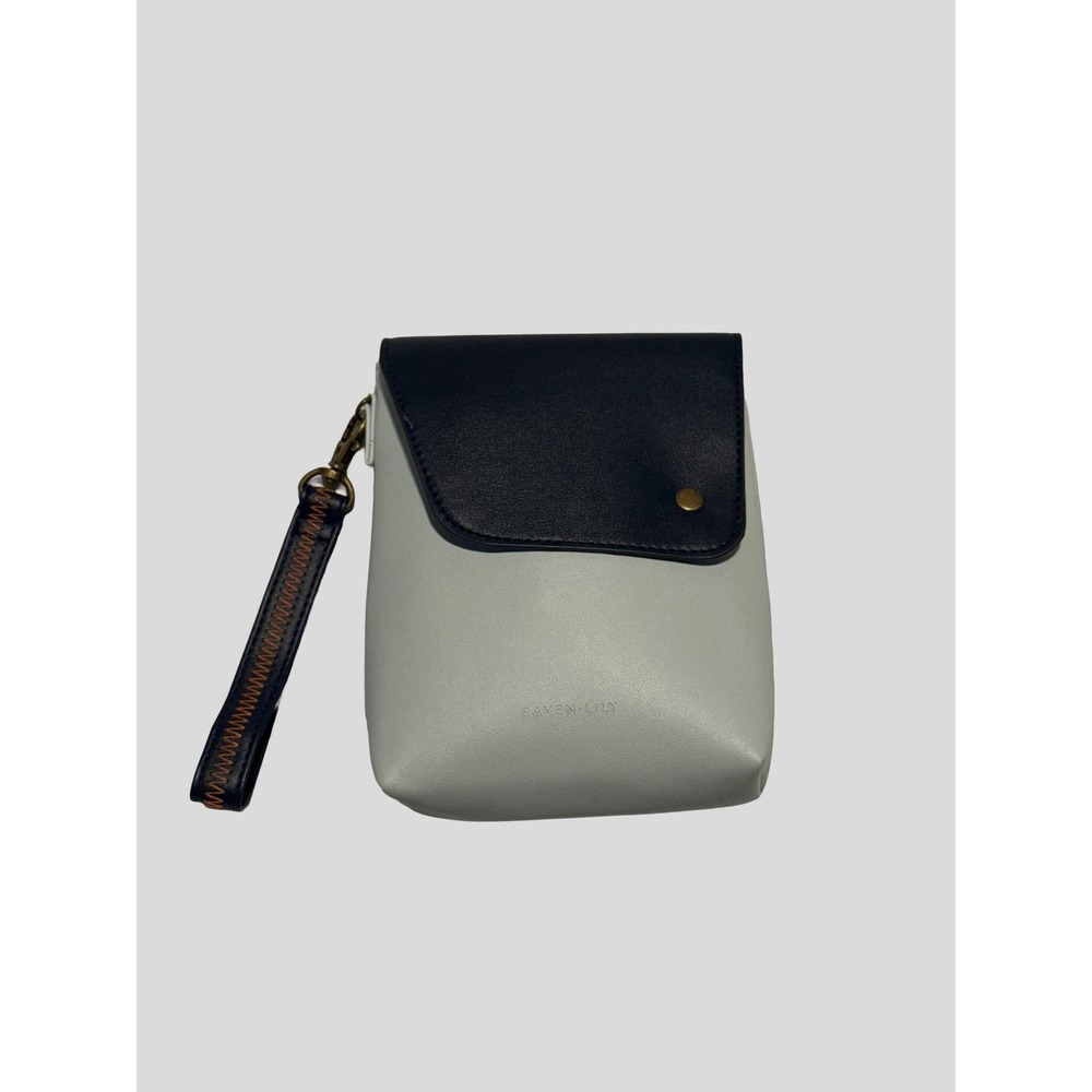Raven + Lily American Airlines Flagship Amenity Kit Pouch Blue Navy Wristlet
